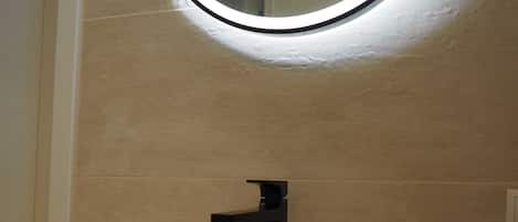 Douche, sèche-cheveux, savon, papier toilette