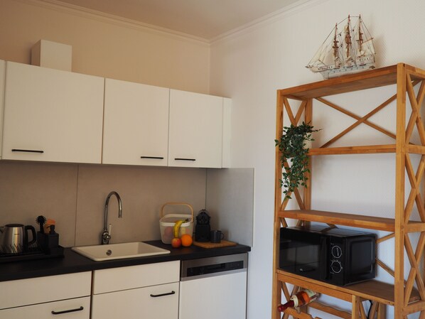 Kühlschrank, Mikrowelle, Geschirrspüler, Hochstuhl