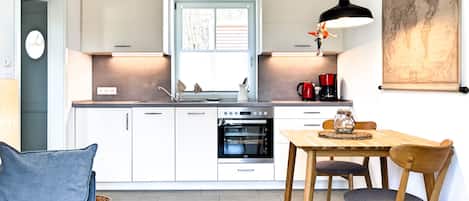Refrigerador, horno, lavavajillas y cafetera y tetera