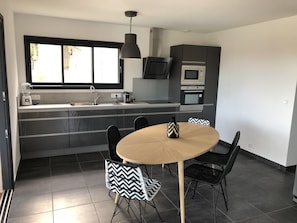 冷蔵庫、電子レンジ、オーブン、コンロ