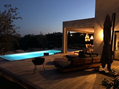 NEW LUXURY VILLA WITH BEAUTIFUL POOL