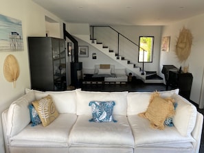 テレビ、DVD プレーヤー、卓球台