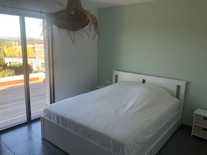 4 室のベッドルーム、WiFi (無料)、ベッドシーツ