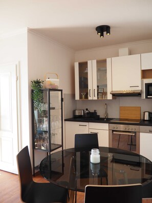 Réfrigérateur, micro-ondes, four, lave-vaisselle