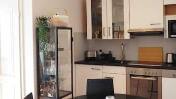 Kühlschrank, Mikrowelle, Ofen, Geschirrspüler