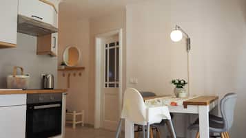 Kühlschrank, Mikrowelle, Ofen, Geschirrspüler