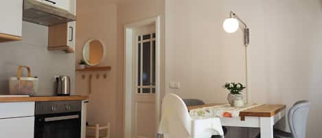 Réfrigérateur, four à micro-ondes, un four, lave-vaisselle