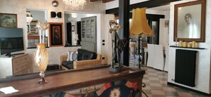 Una Smart TV, una chimenea, libros, una oficina