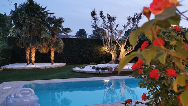 A swimming pool with a surrounding garden, including trees and shrubs. - Exclusive Villa with Private Pool Sleeps 12 - 6 Rooms (Castelbaldo)