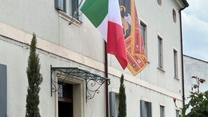A building with a flag, two lion statues, and a banner. - Exclusive Villa with Private Pool Sleeps 12 - 6 Rooms (Castelbaldo)