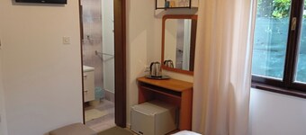 En-suite room Helena nr. 1 in town Krk with air conditioning, WiFi, parking