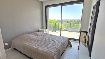 4 bedrooms, travel crib, free WiFi, bed sheets