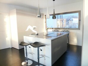 Mikrobølgeovn, ovn, opvaskemaskine, højstol