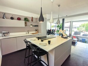 Microwave, oven, dishwasher, highchair - Stunning private villa for 8 people with A/C, WIFI, private pool, TV and terrace (Nice)