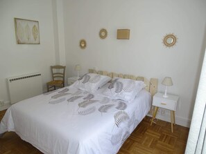 1 室のベッドルーム、旅行用ベビーベッド、WiFi (無料)、ベッドシーツ