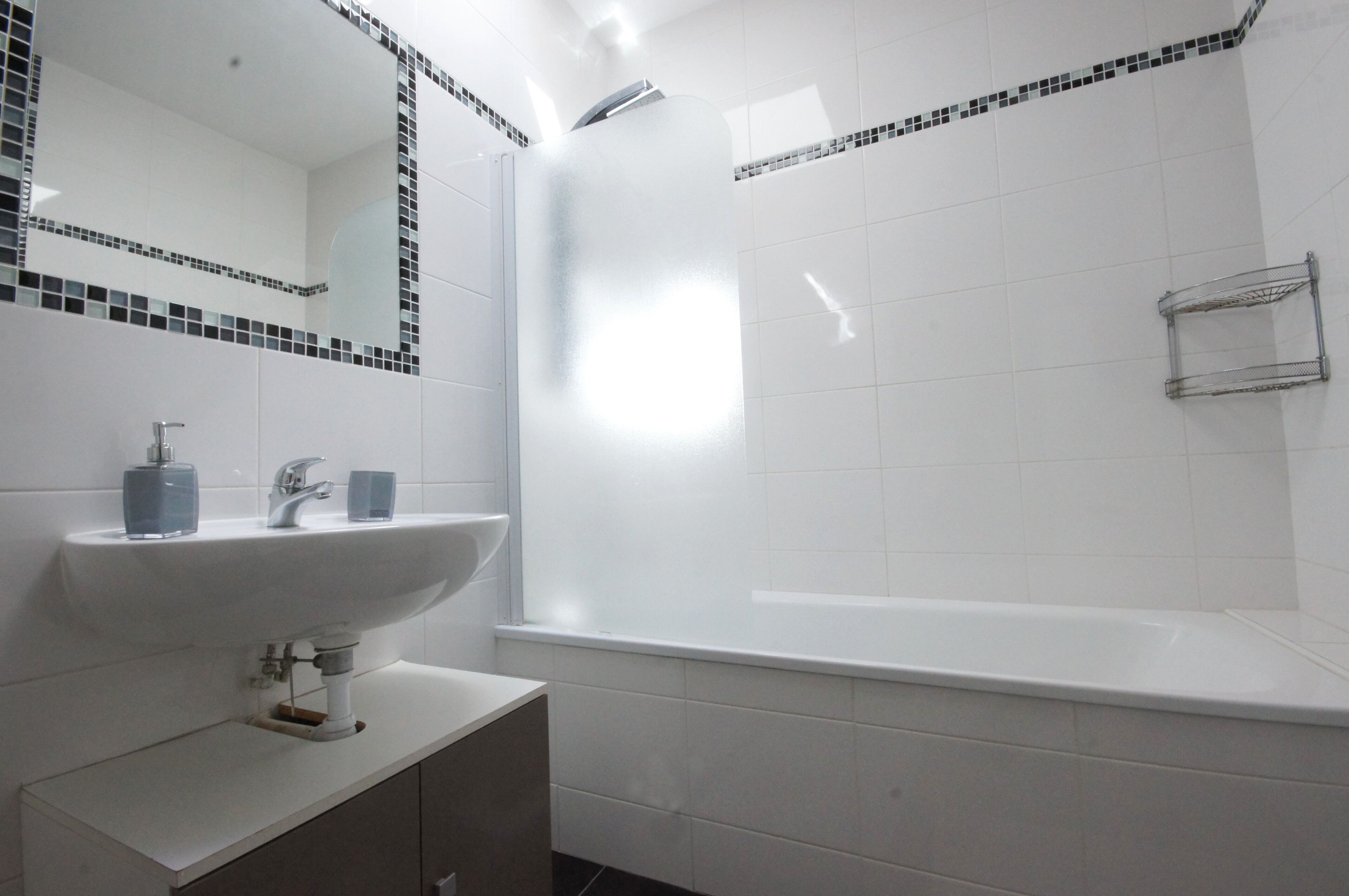 Een bad, gratis toiletartikelen, een haardroger, handdoeken