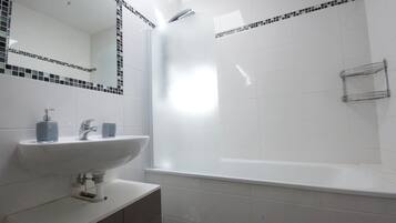 Een bad, gratis toiletartikelen, een haardroger, handdoeken