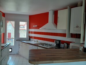 Fridge, microwave, oven, stovetop - Ciboure: Spacious T4 with balcony and veranda, near golf (Ciboure)