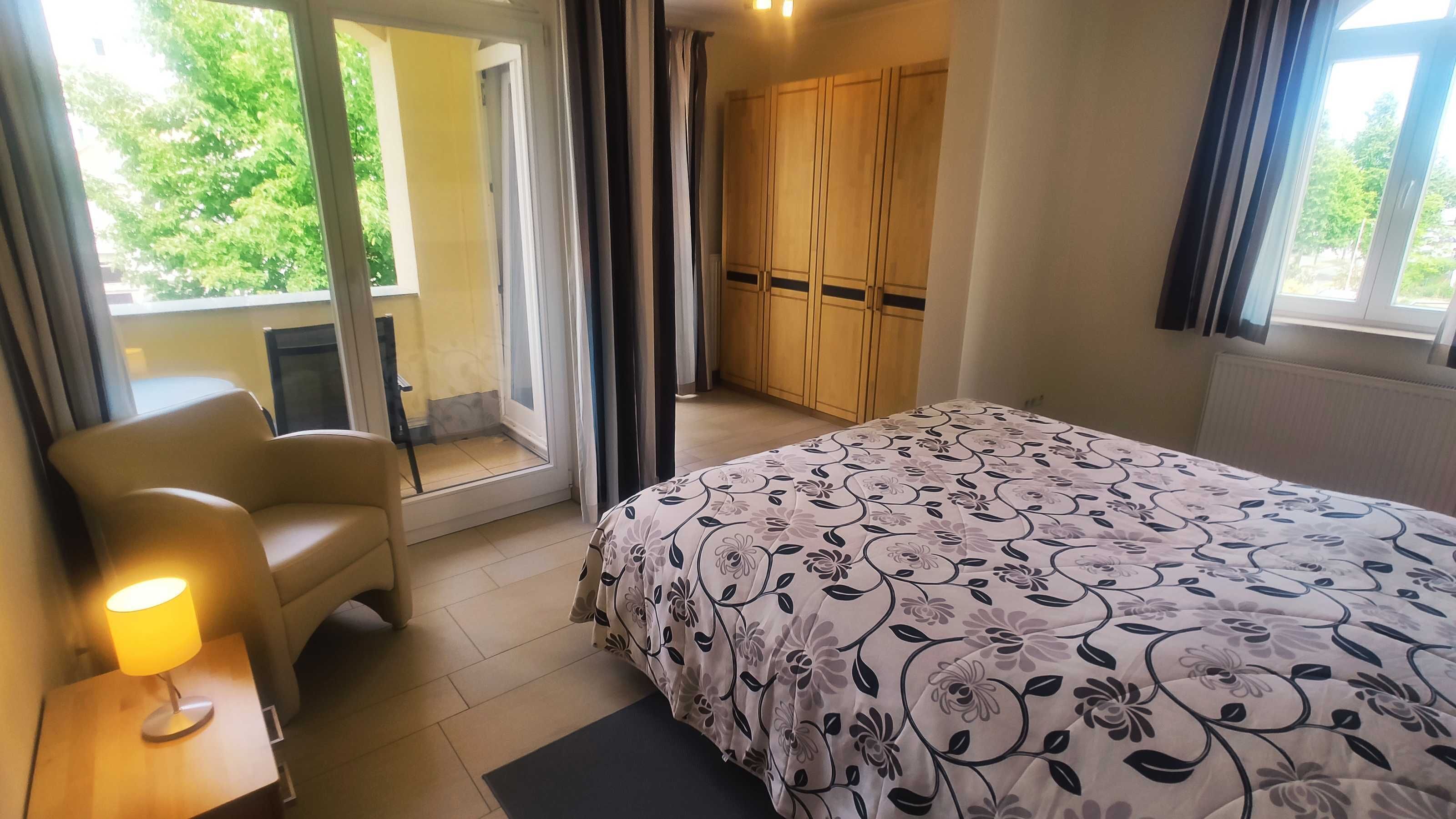 1 bedroom, travel cot