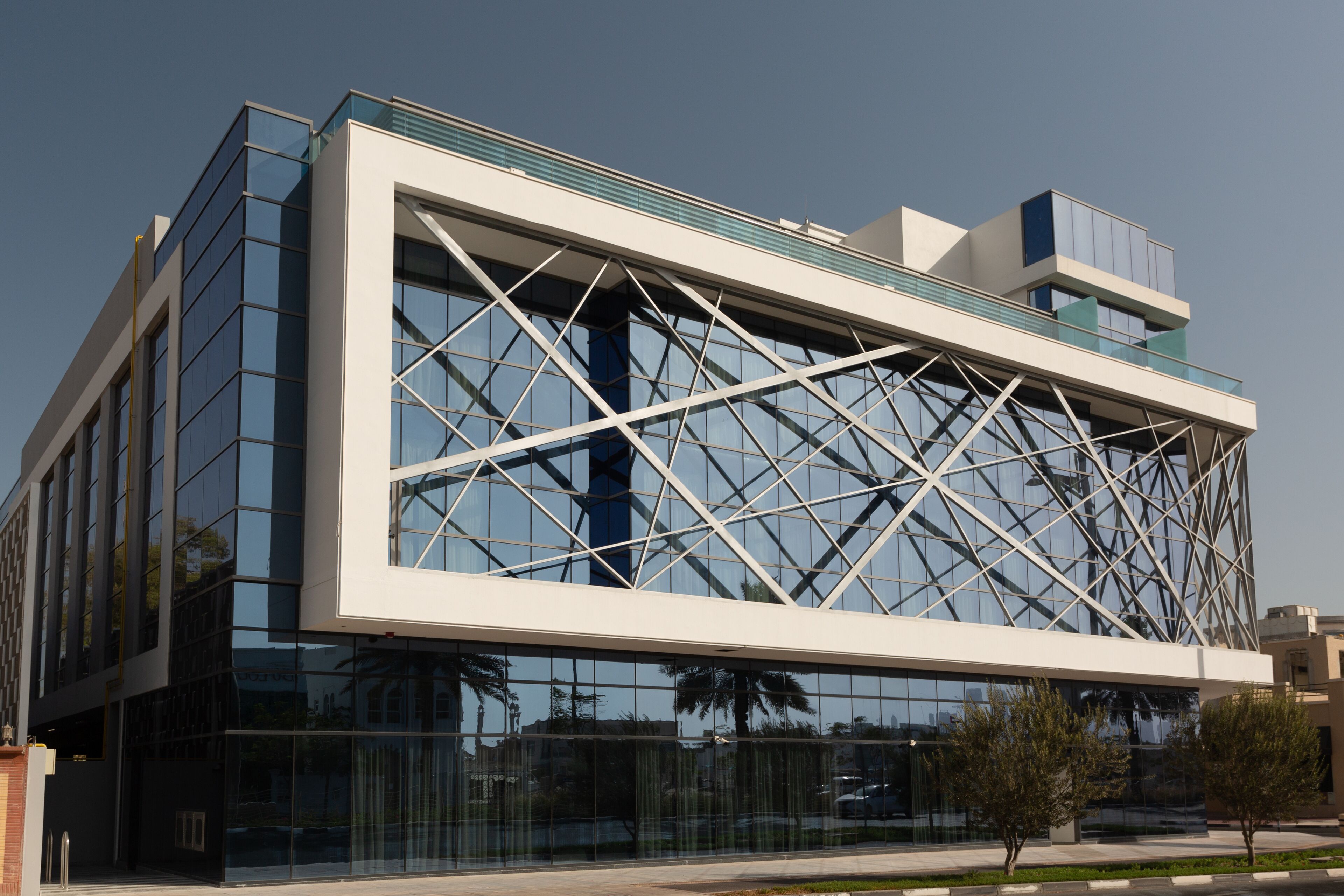 Un edificio moderno con fachada de vidrio y diseño estructural geométrico.