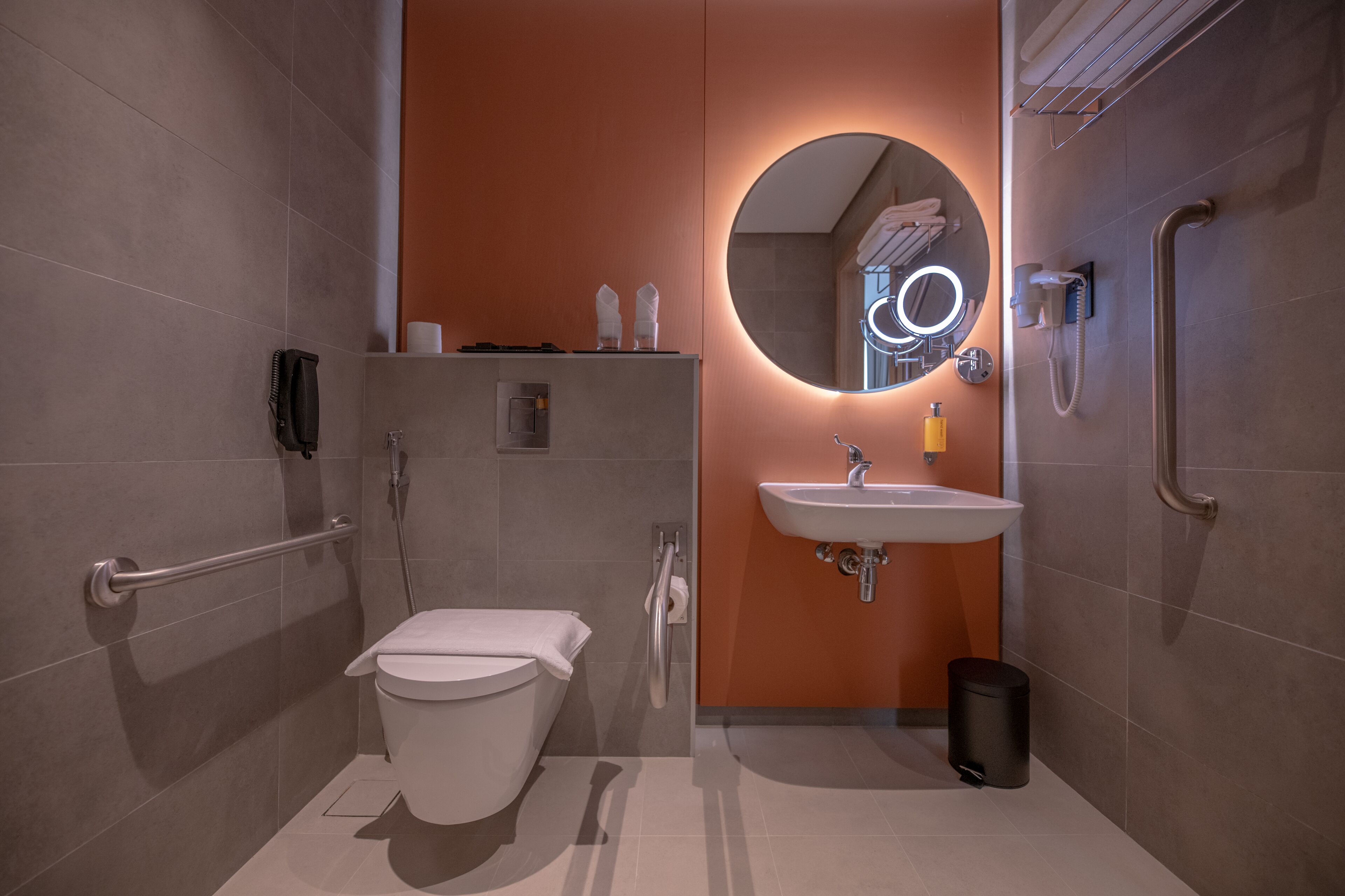 Superior kamer | Badkamer | Een douche, een regendouche, gratis toiletartikelen, een haardroger