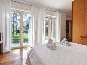 4 bedrooms, iron/ironing board, free WiFi, bed sheets