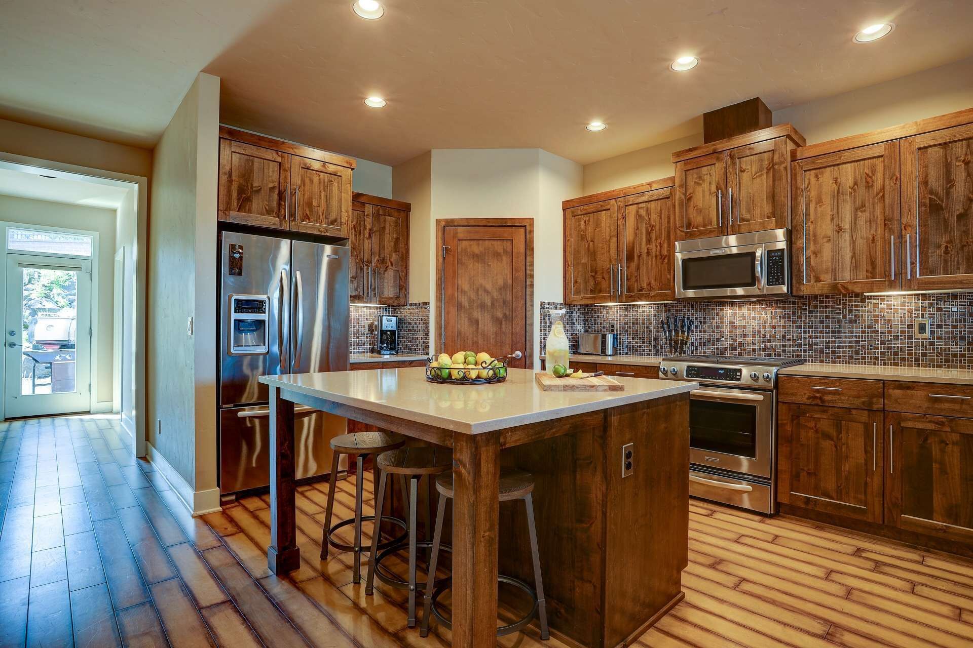 Old Mill Townhome. Near river trails. Mountain views. Walk to shopping, brews, coffee. Dog-friendly.
