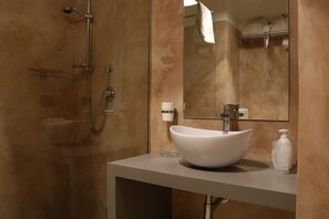 Junior Suite | Bathroom | Rainfall showerhead, free toiletries, hair dryer, slippers - Suite Napoli Riviera (Naples)