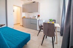 Apartamento Confort, 1 cama de matrimonio con sofá cama | Cocina privada | Frigorífico grande, lavavajillas y hervidor eléctrico