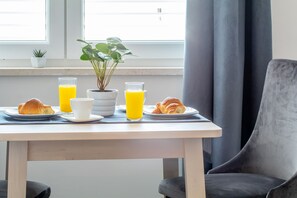 Comfort-Apartment, 1 Queen-Bett und Schlafsofa | Eigene Küche | Großer Kühlschrank, Geschirrspüler, Wasserkocher