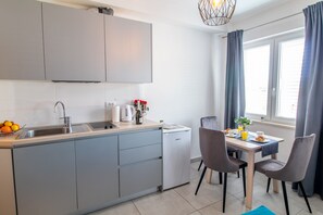 Comfort Apartment, 1 Queen Bed with Sofa bed | Private kitchen | Full-size fridge, dishwasher, electric kettle, cookware/dishes/utensils
