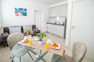 Apartamento clásico | Cocina privada | Frigorífico grande, lavavajillas y hervidor eléctrico