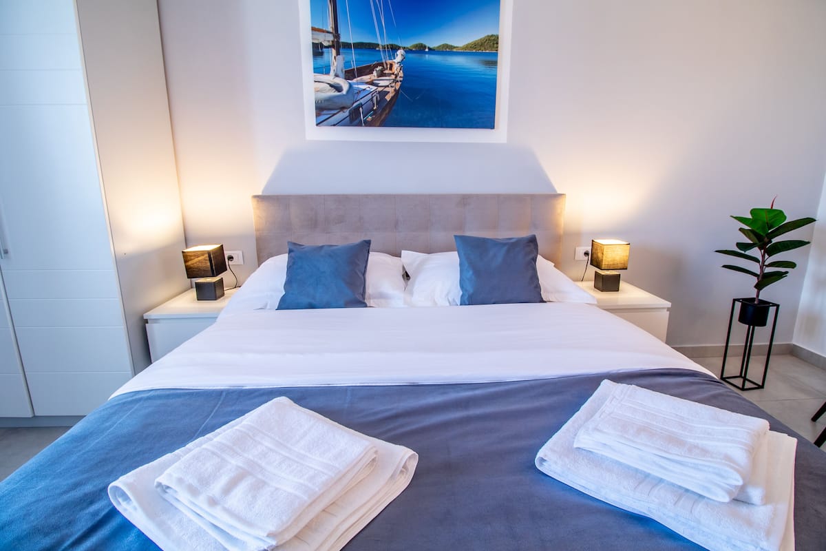 Appartamento Comfort, 1 letto queen con divano letto | 2 camere, biancheria da letto di alta qualità, postazione laptop