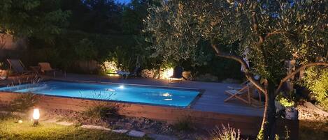 حمّام سباحة خارجي