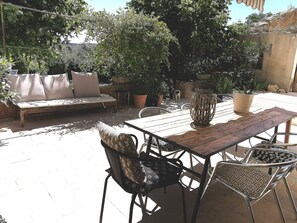 Outdoor dining - Mas de Mazan in Provence (Mazan)