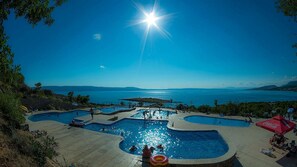 Una piscina al aire libre de temporada