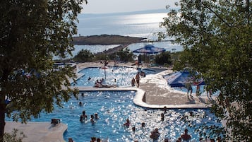 Una piscina al aire libre de temporada