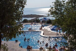 Una piscina al aire libre de temporada