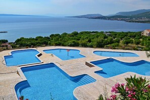 A pool area with multiple sections and a view of the sea. - Queen Campagna mobile homes Klenovica (Novi Vinodolski)