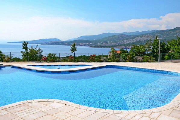 Piscine extérieure (ouverte en saison)