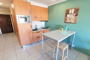 Apartment (1 Bedroom) | Eigene Küche | Großer Kühlschrank, Mikrowelle, Ofen, Herdplatte