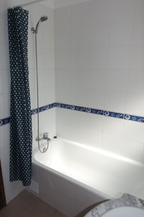 Appartement, 1 chambre | Salle de bain | Baignoire, serviettes fournies