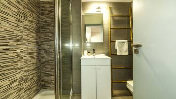Apartment, 2 Bedrooms | Bathroom