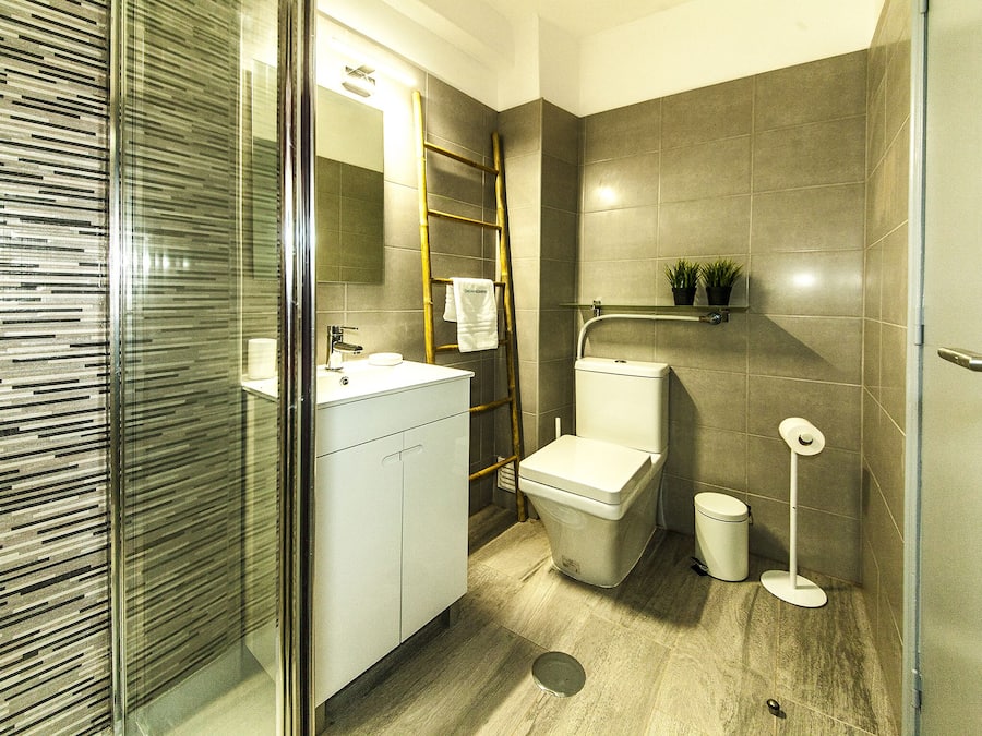 Appartement, 2 chambres | Salle de bain | Baignoire, sèche-cheveux, serviettes fournies