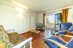 Apartamento, 2 quartos | Sala de estar | TV de tela plana