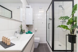 Shower, hair dryer, towels, soap - Cozy NEW apartment near sea, big terrace and 3 bedrooms and 2 full bathrooms (Pula)