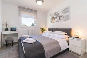 3 Schlafzimmer, Zimmersafe, Schreibtisch, Bügeleisen/Bügelbrett
