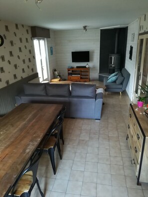 Een televisie, een dvd-speler en boeken