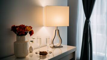 Tremannsrom – comfort | Individuelt dekorert, individuelt innredet og blendingsgardiner