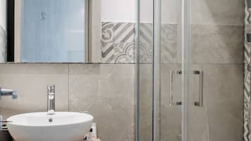 Chambre Simple Confort | Salle de bain | Douche, articles de toilette gratuits, sĂšche-cheveux, peignoirs